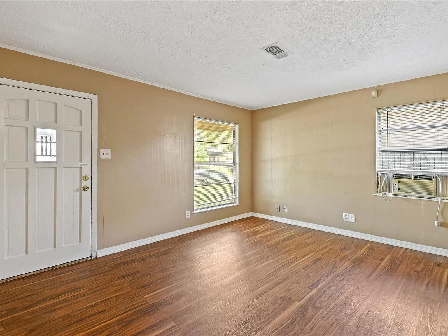 3 bed, 1.0 bath, 1488 sqft, $1,750 — Photo 3