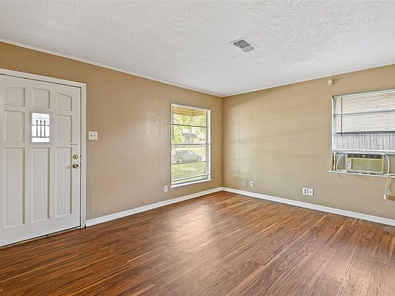 3rd image of 2817 Lancaster Ln