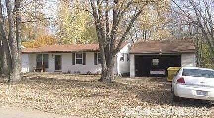 House : 2+ Car Garage, lots of parking
