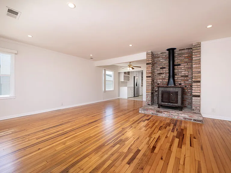131 Ottawa St — Photo 5