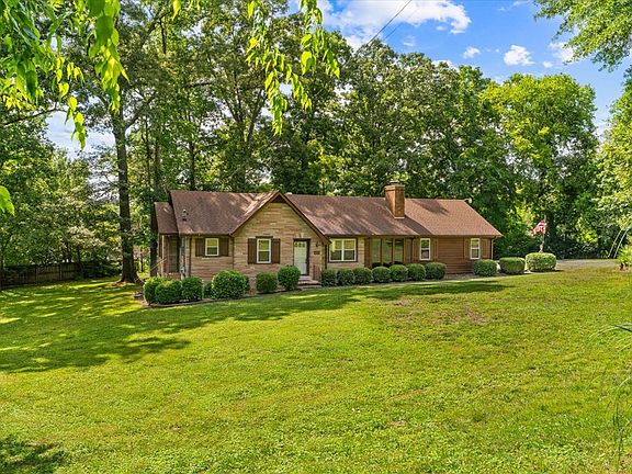 3rd image of 205 Mountain View Dr