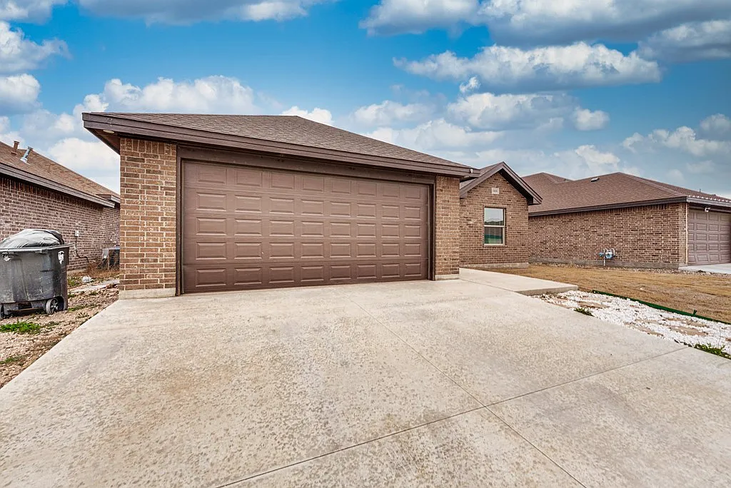 4 bed, 2.5 bath, 2348 sqft, $2,950 — Photo 3