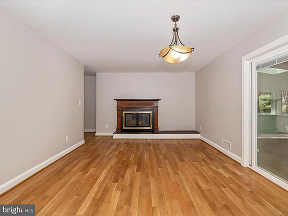 4th image of 2728 Loch Haven Dr