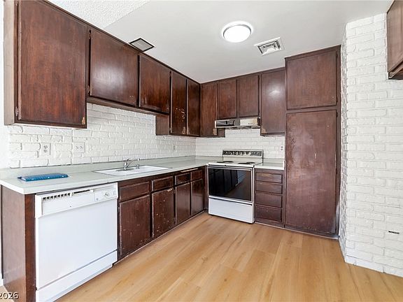 3rd image of 5831 Bromley Ave