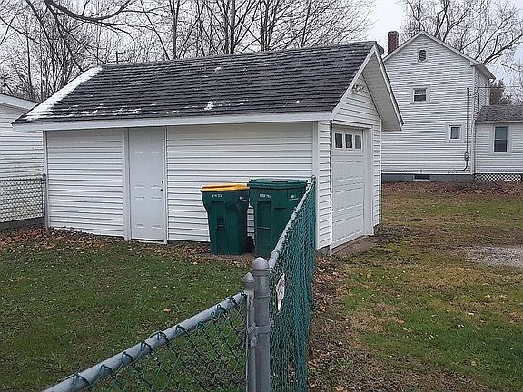 4th image of 542 Eastwood St