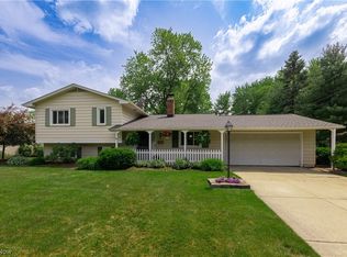 8246 Fairfax Dr, Mentor, OH 44060