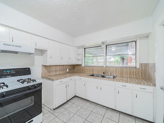 5th image of 415 Gober St