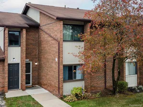 33763 Pondview Cir, Livonia, MI 48152