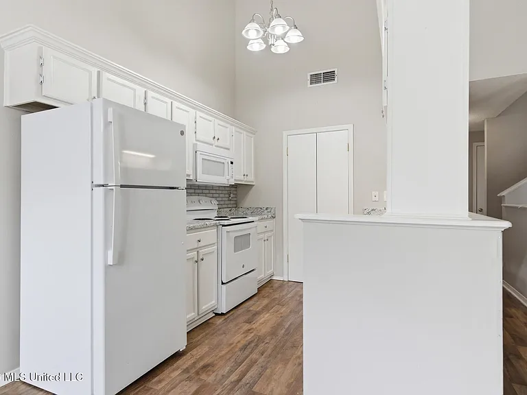 2387 Trafalgar Dr — Photo 10