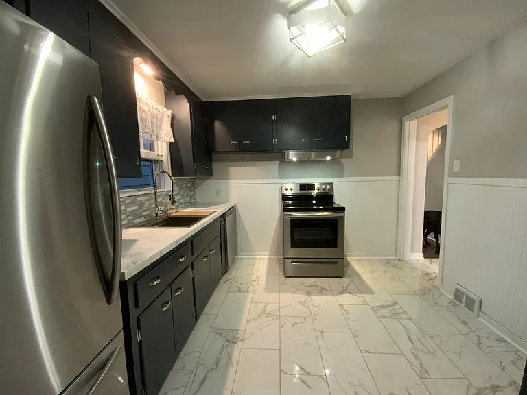 1345 Roselle Ave — Photo 8