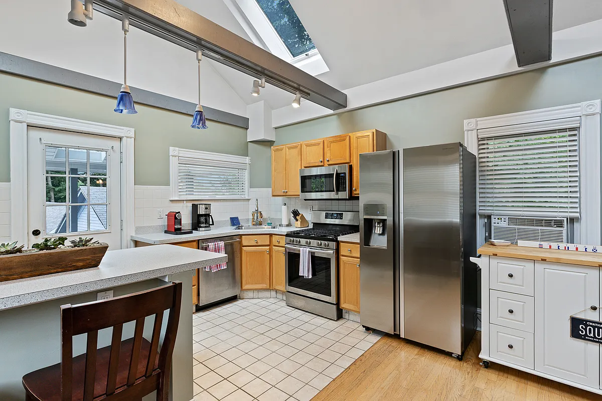 Building Photo - 13 Saint James St #2