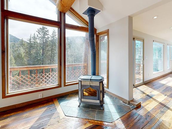 Wood-burning stove, vaulted ceilings, large windows with excellent views