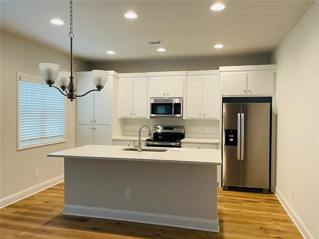 4 bed, 2.5 bath, 2059 sqft, $1,990 — Photo 3