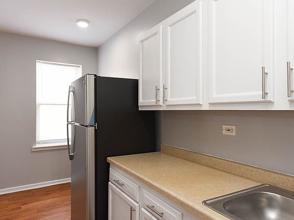 4th image of 4756 N Maplewood Unit 601