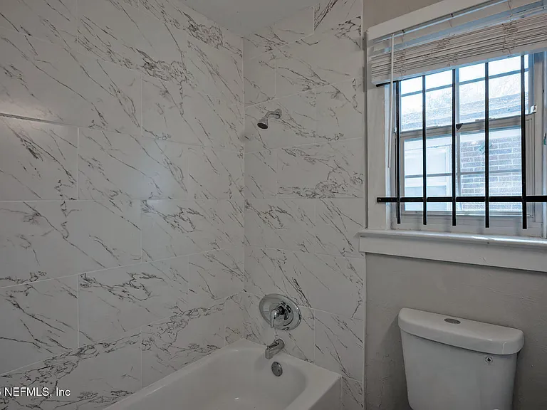 2036 W 11th St — Photo 16