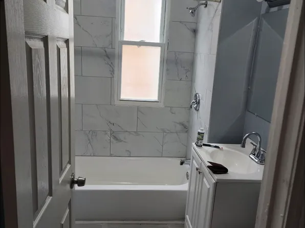 8716 S Escanaba Ave, Chicago, IL 60617