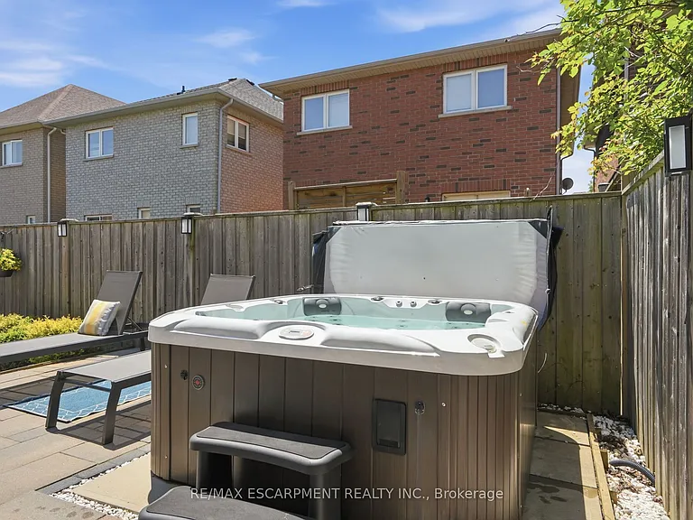 111 Greenstem Cres — Photo 37