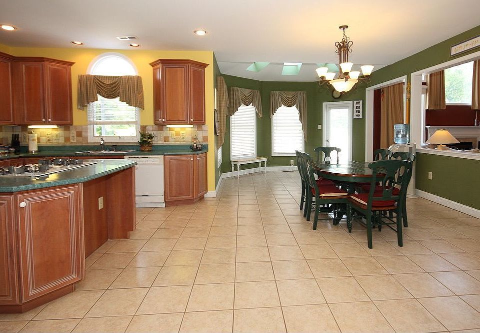 2nd image of 1371 Bryant Ct