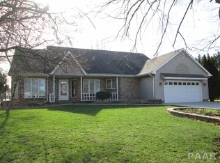 105 Clearview Dr, Pekin, IL 61554