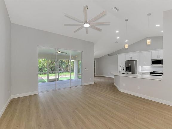 5th image of 4182 MAGENTA AVENUE
