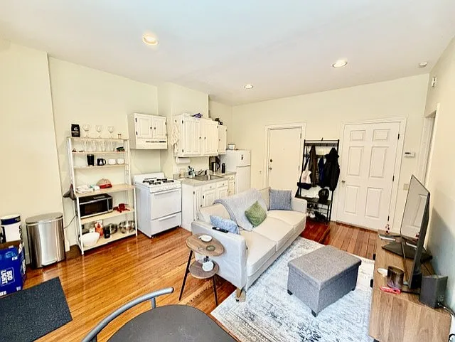 24 Hull St #2R — Photo 3