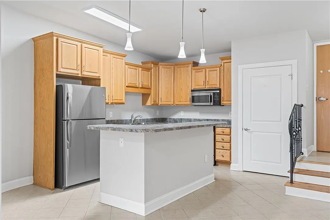 1 bed, 1.0 bath, 880 sqft, $1,695 — Photo 3