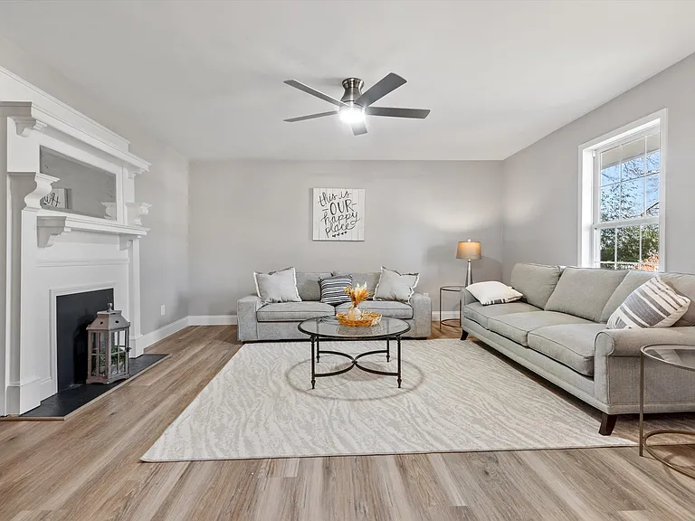 105 S York St — Photo 3