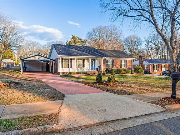 3rd image of 3512 Regents Park Ln