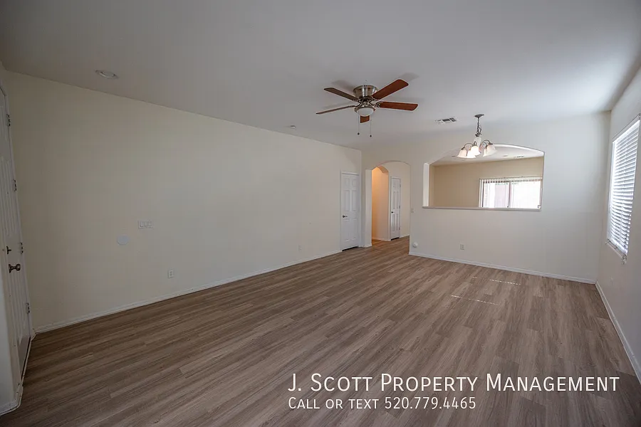 Beautiful 3-Bed in Power Ranch with Community Pools and Parks! — Photo 2