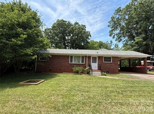 2012 N Deal Ave, Newton, NC 28658