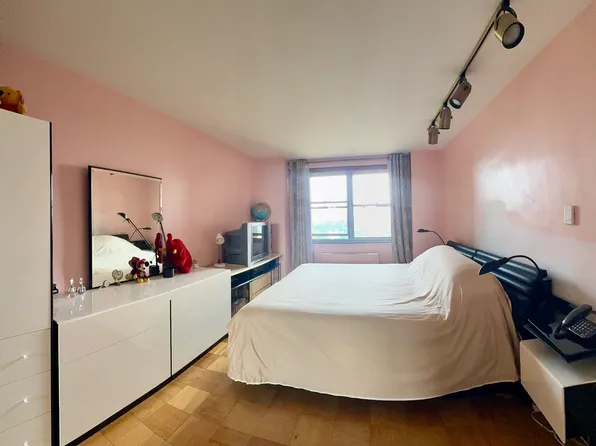 61-20 Grand Central Parkway image 14 of 19