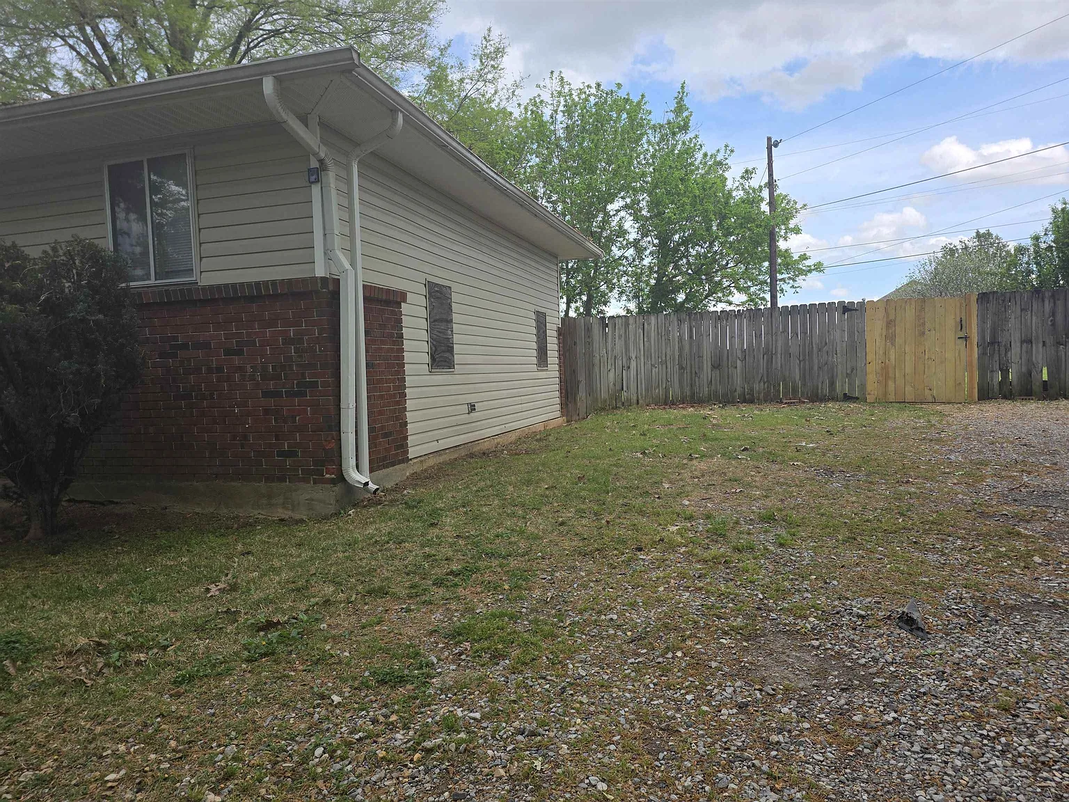 3 bed, 2.0 bath, 1956 sqft, $1,575 — Photo 3