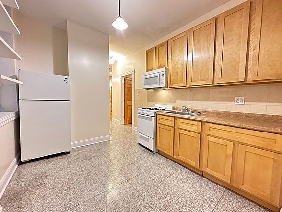 4th image of 934 W Windsor Ave APT 1R