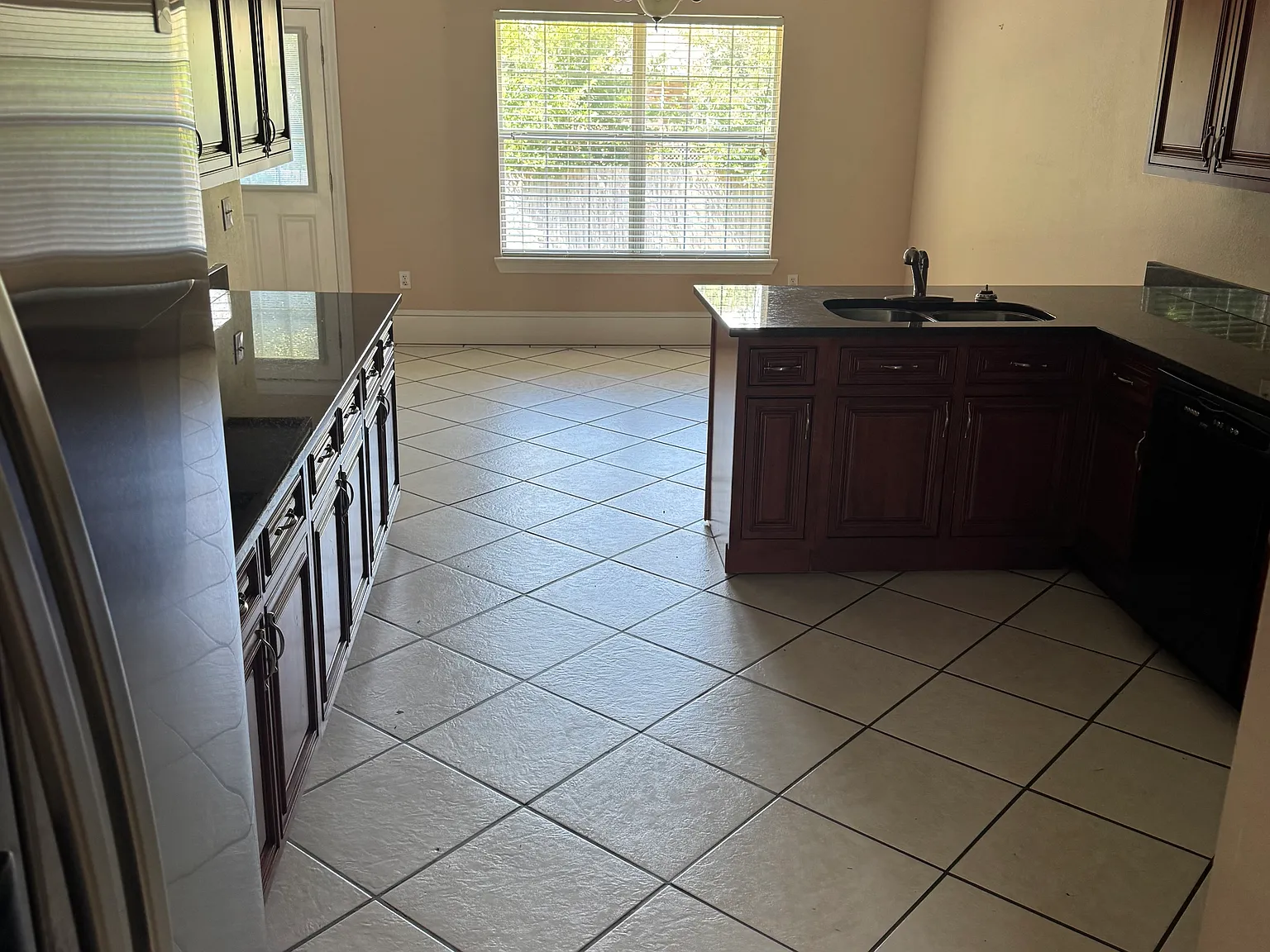 4 bed, 2560 sqft, $2,350 — Photo 4