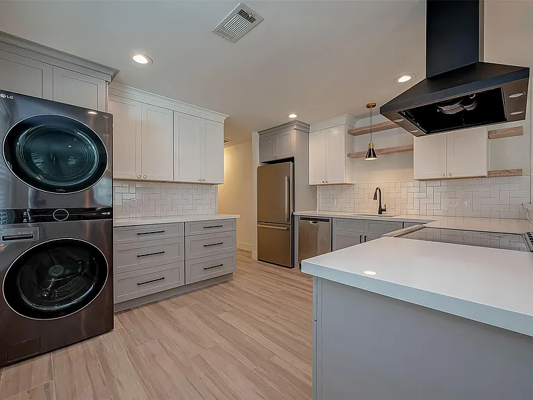 915 Adele St — Photo 1