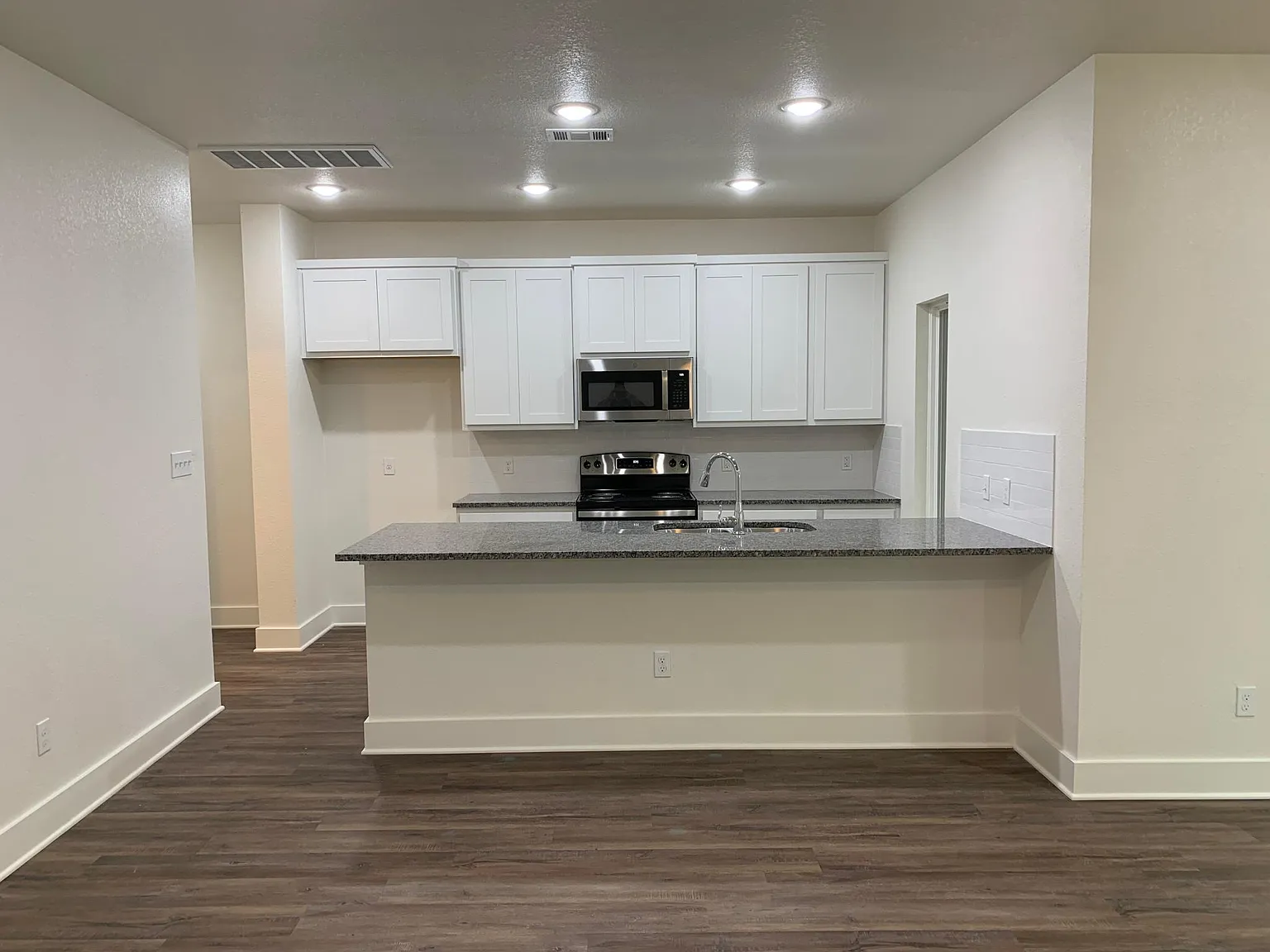 3 bed, 2.5 bath, 1698 sqft, $1,895 — Photo 4
