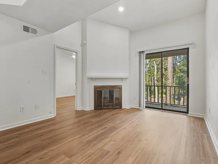 2900 Woodrich Dr #202 — Photo 3