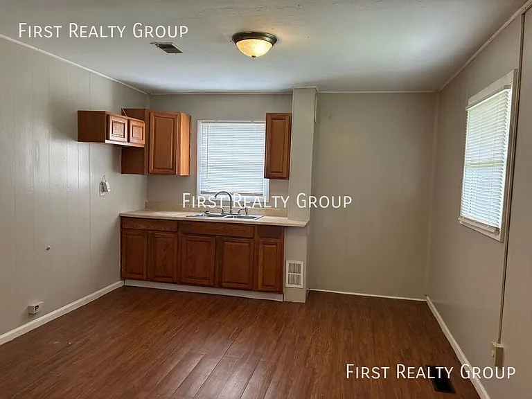 1498 Elaine St — Photo 4