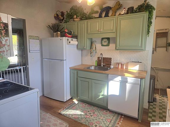 3rd image of 1725 Hill St