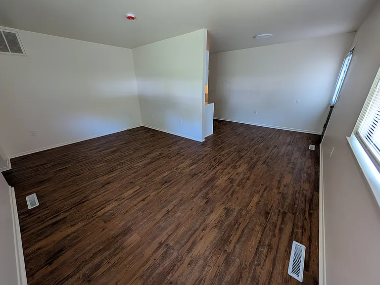211 N Maxwell St — Photo 4