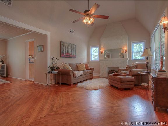 4th image of 556 S Zurich Ave