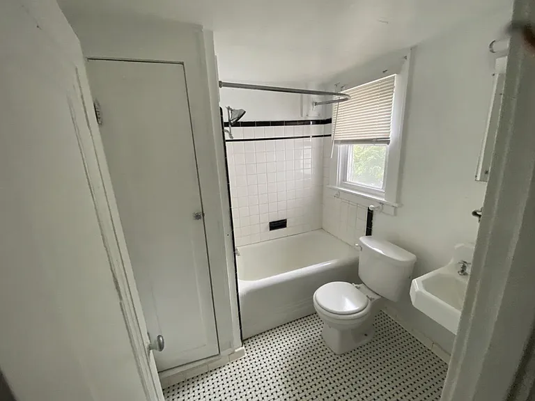 253 Eastern Ave SE - 1 — Photo 9