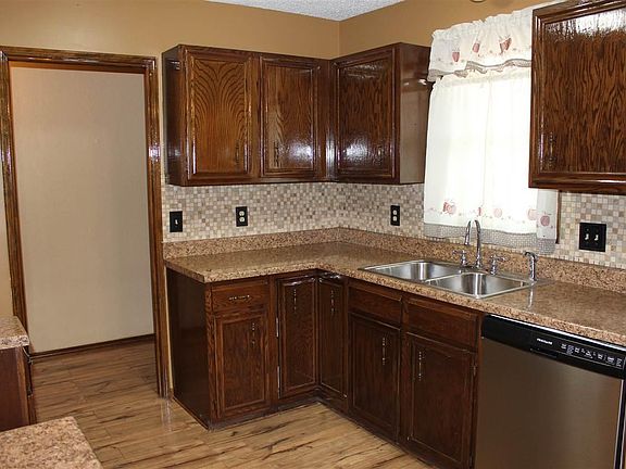 3rd image of 714 Foothill Dr