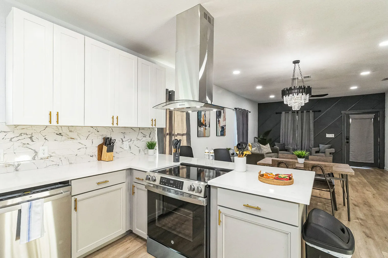 4 bed, 2.0 bath, 5242 sqft, $3,070 — Photo 3