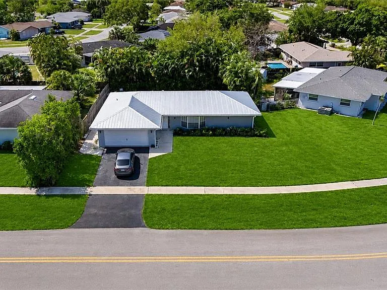 2250 Poinciana St — Photo 8