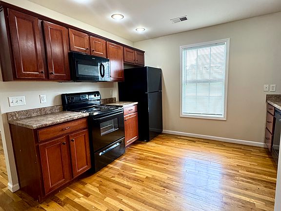 4th image of 641 Hampton Way #B