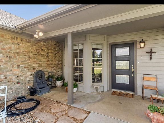 4th image of 215 White Brush Dr