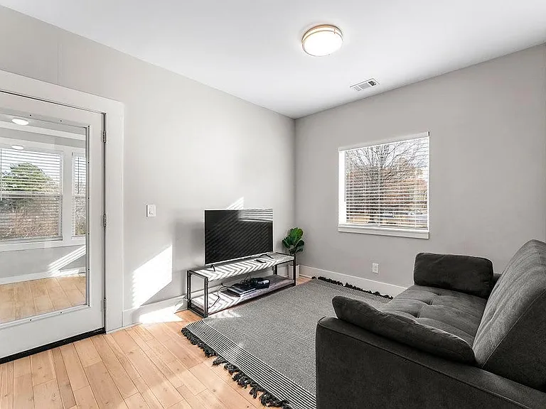 209 Clay St SE — Photo 7