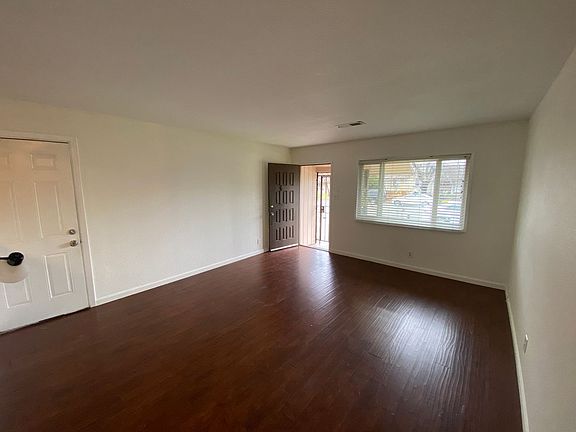 3rd image of 7055 Larchmont Dr