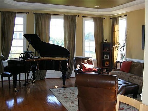 3rd image of 134 Trotter Dr W